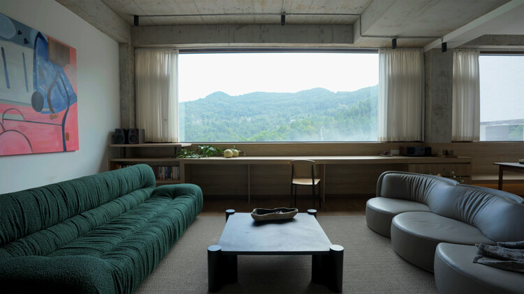 川东母亲之宅 / 門口建筑工作室 - 室内图, 起居室, 木头, 沙发, 灯, 桌子, 椅子