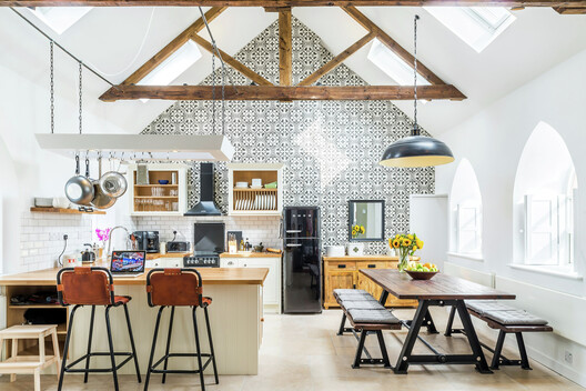 De iglesias a casas: reconversiones y renovaciones contemporáneas que fusionan presente y pasado - Imagen 9 de 30