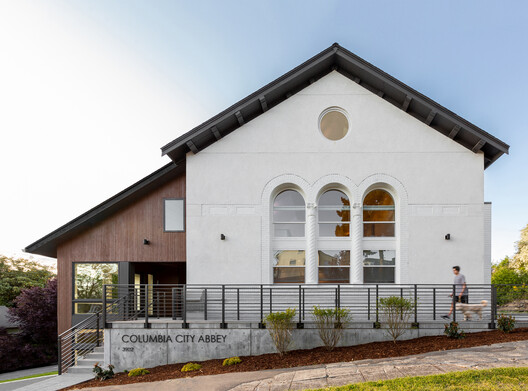 De iglesias a casas: reconversiones y renovaciones contemporáneas que fusionan presente y pasado - Imagen 14 de 30