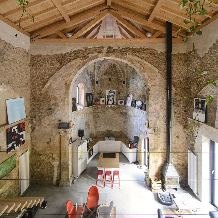 De iglesias a casas: reconversiones y renovaciones contemporáneas que fusionan presente y pasado - Imagen 16 de 30