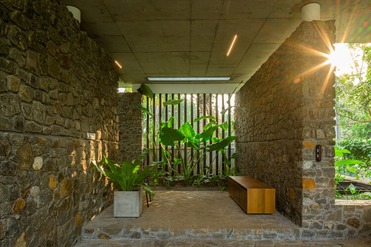 Casa que Encontra o Rio / LIJO RENY architects - Imagem 43 de 57