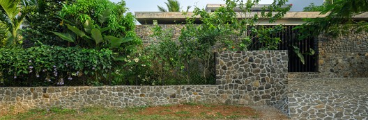 The House That Meets the River / LIJO RENY architects - Image 44 of 57