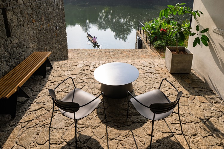 Casa que Encontra o Rio / LIJO RENY architects - Fotografia de Interiores, Cadeira, Mesa, Concreto, Pátio