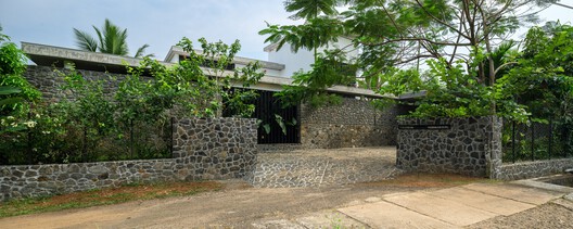 The House That Meets the River / LIJO RENY architects - Image 7 of 57
