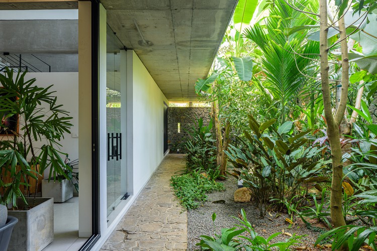 Casa que Encontra o Rio / LIJO RENY architects - Fotografia de Interiores