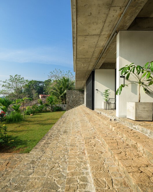 The House That Meets the River / LIJO RENY architects - Exterior Photography