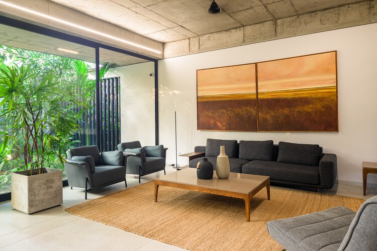 Casa que Encontra o Rio / LIJO RENY architects - Fotografia de Interiores, Sala de Estar, Sofá, Madeira, Mesa, Cadeira, Iluminação