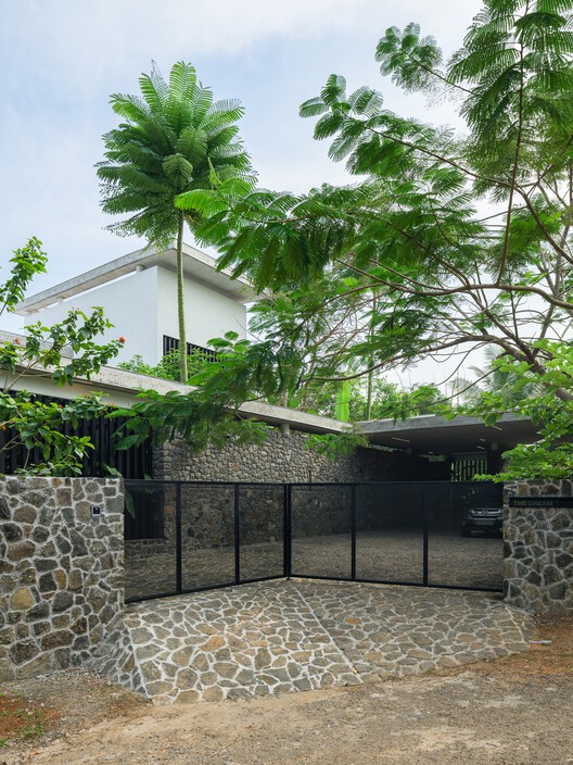 The House That Meets the River / LIJO RENY architects - Exterior Photography