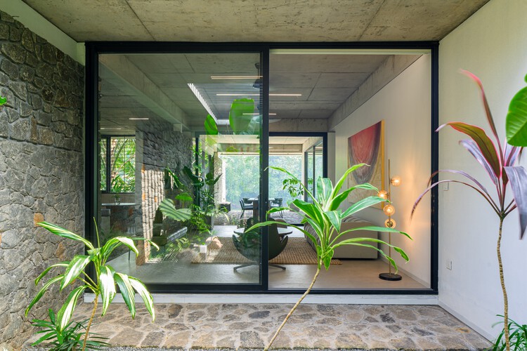 Casa que Encontra o Rio / LIJO RENY architects - Fotografia de Interiores