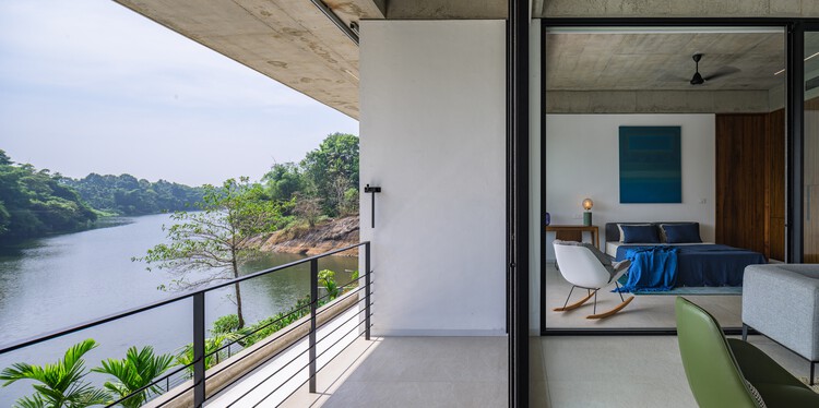 Casa que Encontra o Rio / LIJO RENY architects - Fotografia de Interiores, Orla