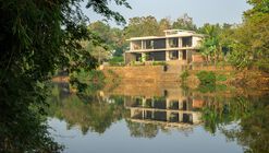 Casa que Encontra o Rio / LIJO RENY architects