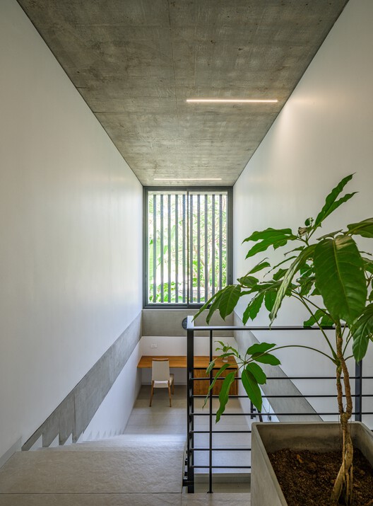 The House That Meets the River / LIJO RENY architects - Interior Photography