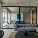 Casa que Encontra o Rio / LIJO RENY architects - Fotografia de Interiores, Sala de Estar, Cadeira