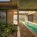 Casa que Encontra o Rio / LIJO RENY architects - Imagem 3 de 57