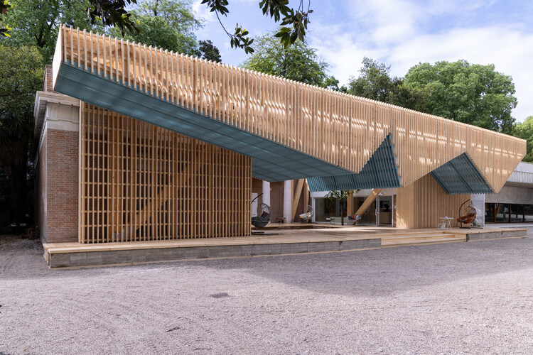 U.S. Pavilion at 2025 Venice Architecture Biennale Showcases ‘PORCH: An Architecture of Generosity' - Image 11 of 17