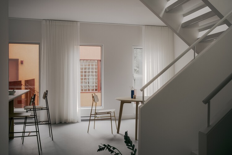 Edifício Residencial BINÔME / APPAREIL architecture - Fotografia de Interiores, Cadeira, Corrimão