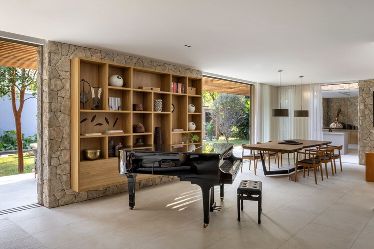 Residência AMEF / Patricia Martinez Arquitetura - Fotografia de Interiores, Madeira, Cadeira, Mesa, Iluminação, Prateleira