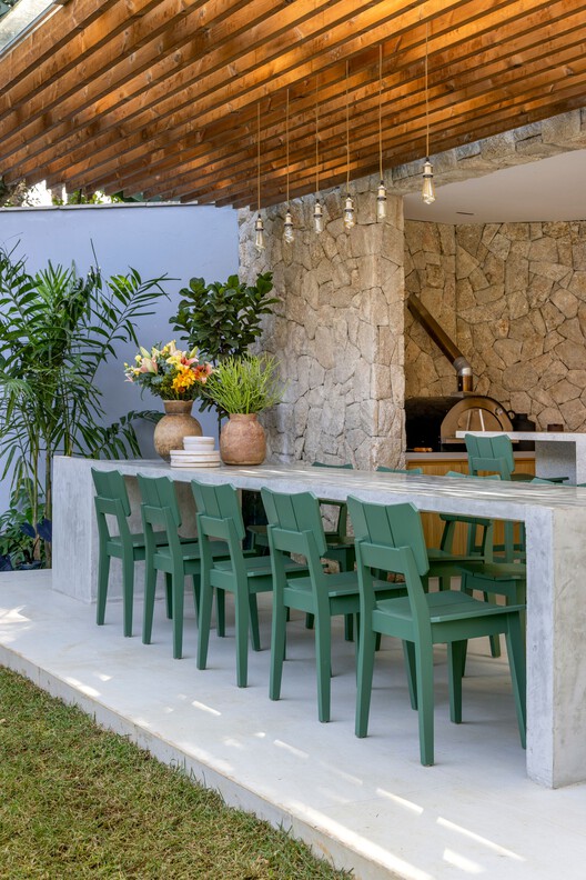 Residência AMEF / Patricia Martinez Arquitetura - Fotografia de Interiores, Madeira, Mesa, Cadeira, Viga, Pátio