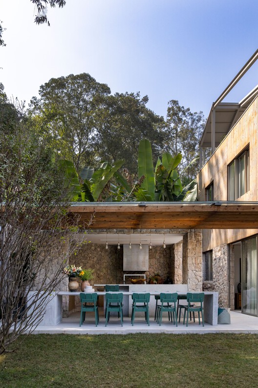 Residência AMEF / Patricia Martinez Arquitetura - Fotografia de Exterior, Balcão, Pátio, Cadeira, Aido, Concreto, Jardim