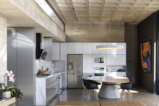 Casa FLA / Frederico Bicalho Arquitetura - Fotografia de Interiores, Cozinha, Madeira, Bancada, Cadeira, Iluminação, Mesa