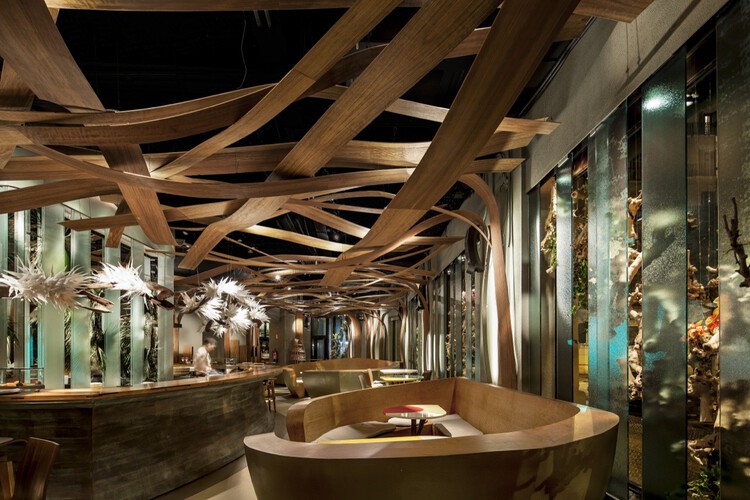Interiores de bares y restaurantes que fusionan culturas, artes y materiales: El Equipo Creativo y sus obras en Barcelona - Imagen 7 de 14
