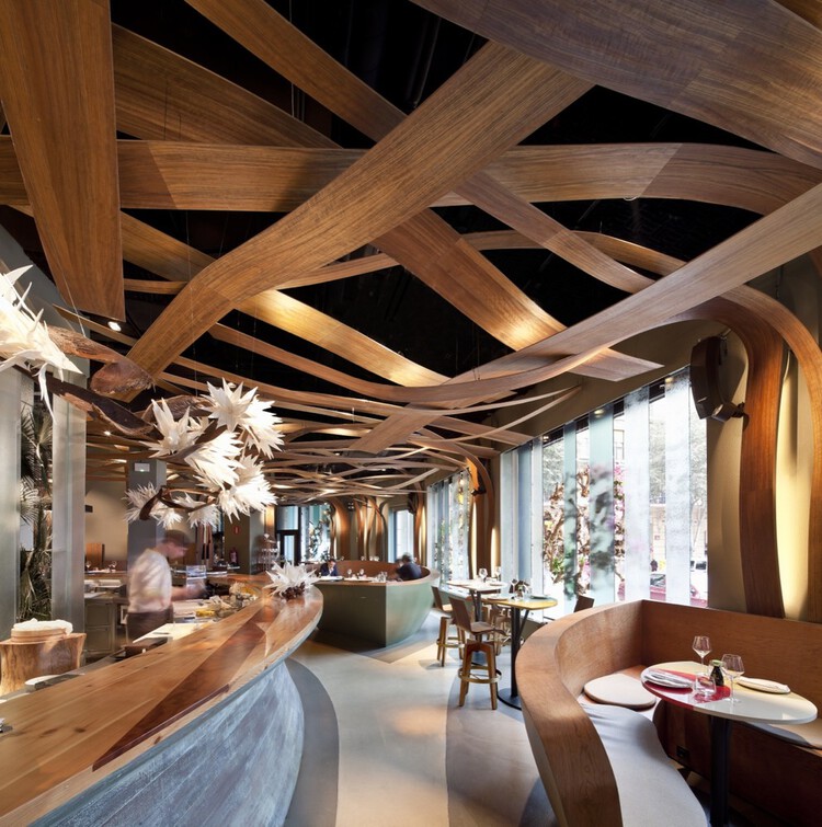 Interiores de bares y restaurantes que fusionan culturas, artes y materiales: El Equipo Creativo y sus obras en Barcelona - Imagen 6 de 14