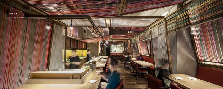 Interiores de bares y restaurantes que fusionan culturas, artes y materiales: El Equipo Creativo y sus obras en Barcelona - Imagen 2 de 14
