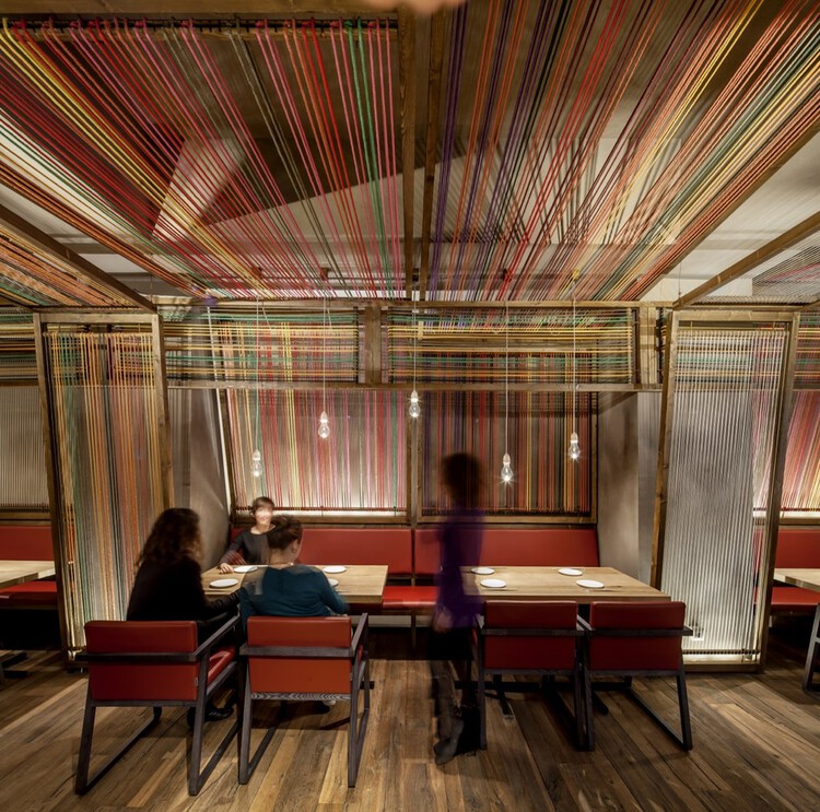 Interiores de bares y restaurantes que fusionan culturas, artes y materiales: El Equipo Creativo y sus obras en Barcelona - Imagen 12 de 14