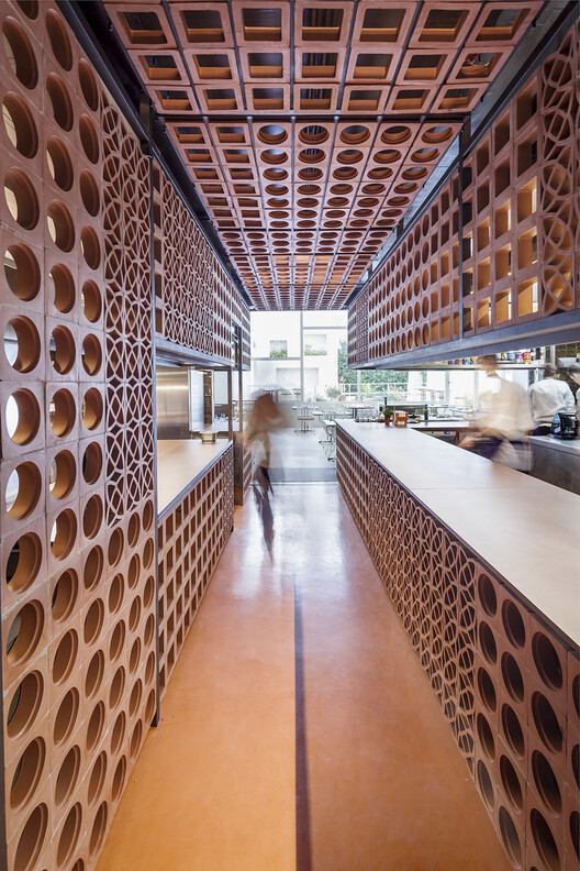 Interiores de bares y restaurantes que fusionan culturas, artes y materiales: El Equipo Creativo y sus obras en Barcelona - Imagen 13 de 14