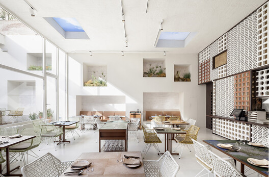 Interiores de bares y restaurantes que fusionan culturas, artes y materiales: El Equipo Creativo y sus obras en Barcelona - Imagen 3 de 14