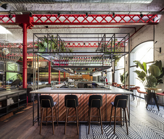 Interiores de bares y restaurantes que fusionan culturas, artes y materiales: El Equipo Creativo y sus obras en Barcelona - Imagen 8 de 14