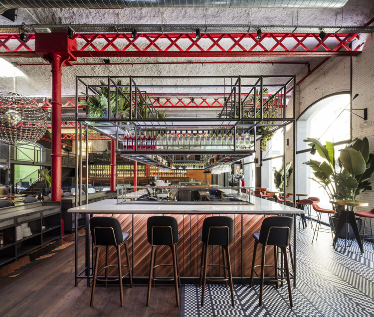 Interiores de bares y restaurantes que fusionan culturas, artes y materiales: El Equipo Creativo y sus obras en Barcelona - Imagen 8 de 14