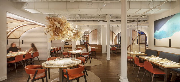 Interiores de bares y restaurantes que fusionan culturas, artes y materiales: El Equipo Creativo y sus obras en Barcelona - Imagen 14 de 14