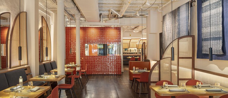 Interiores de bares y restaurantes que fusionan culturas, artes y materiales: El Equipo Creativo y sus obras en Barcelona - Imagen 5 de 14