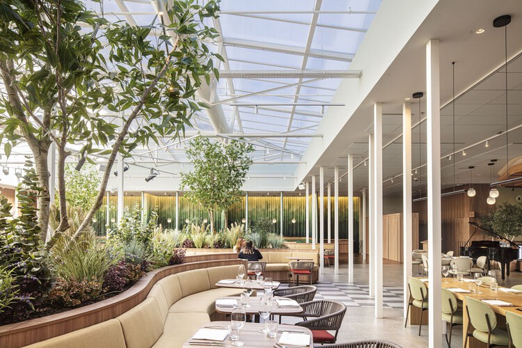 Interiores de bares y restaurantes que fusionan culturas, artes y materiales: El Equipo Creativo y sus obras en Barcelona - Imagen 11 de 14