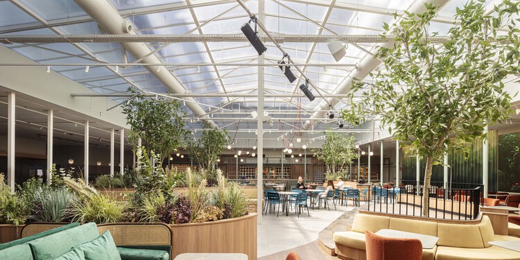 Interiores de bares y restaurantes que fusionan culturas, artes y materiales: El Equipo Creativo y sus obras en Barcelona - Imagen 4 de 14