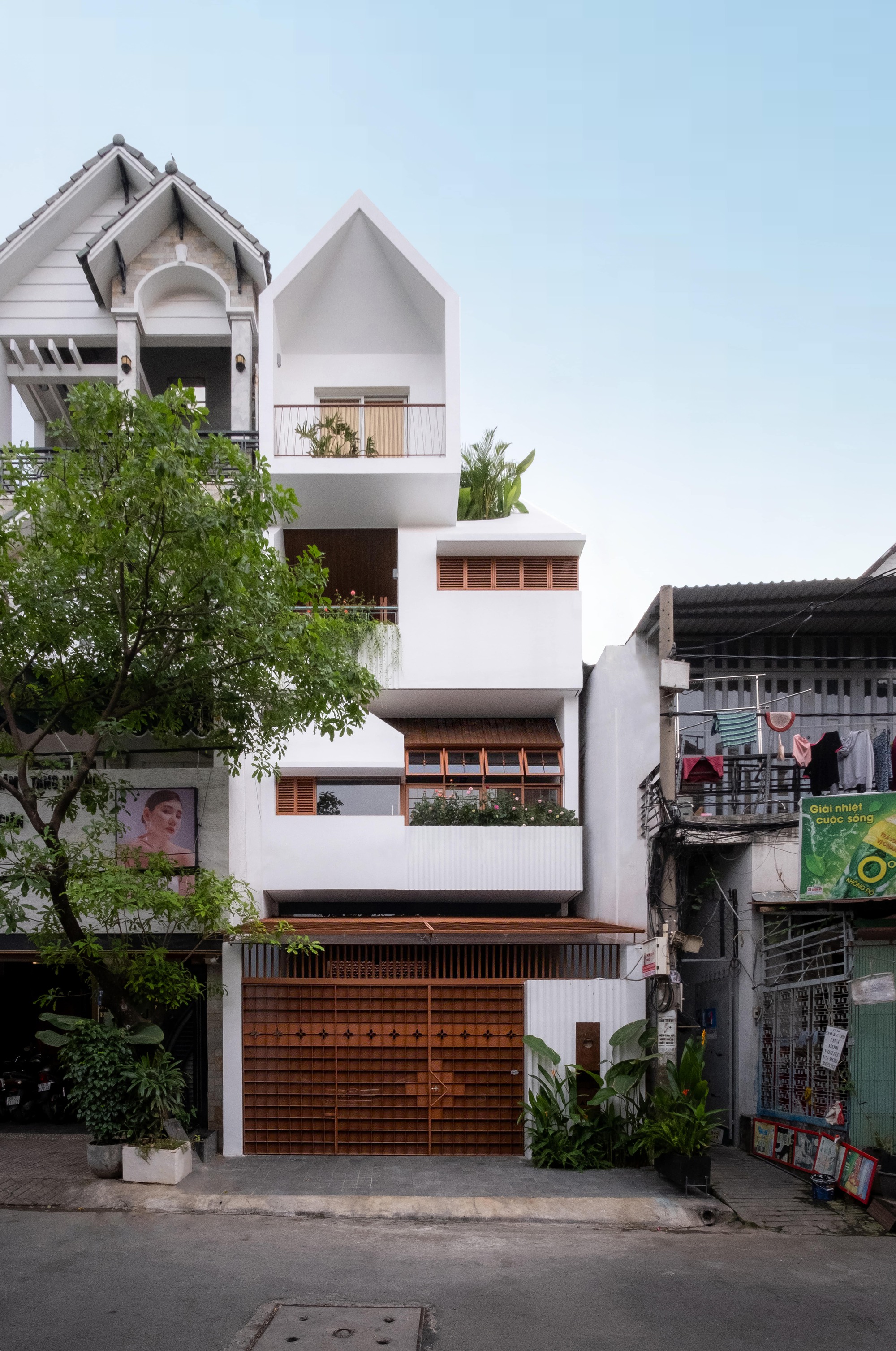 NHA QUANH SAN House / AD+studio