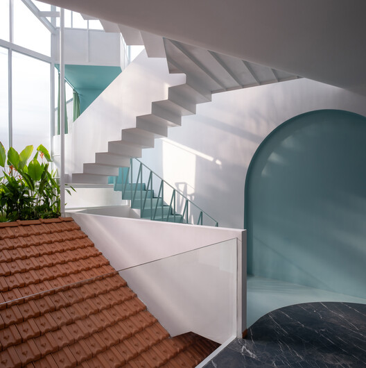 NHÀ QUANH SÂN House / AD+studio - Interior Photography, Stairs, Glass, Handrail
