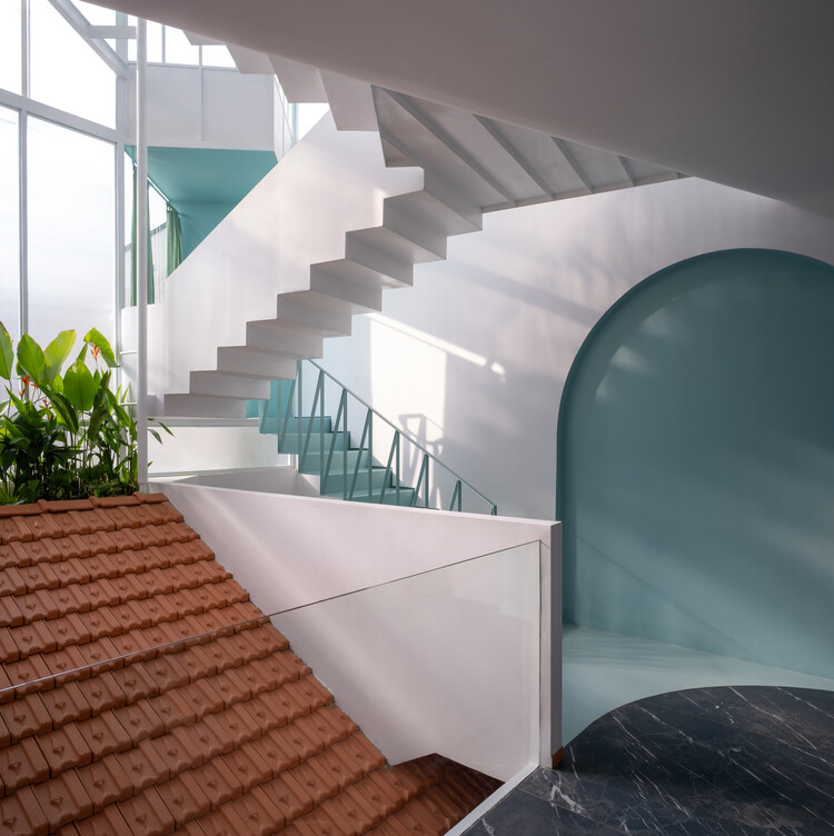 Casa NHÀ QUANH SÂN / AD+studio - Fotografia de Interiores, Escada, Vidro, Corrimão