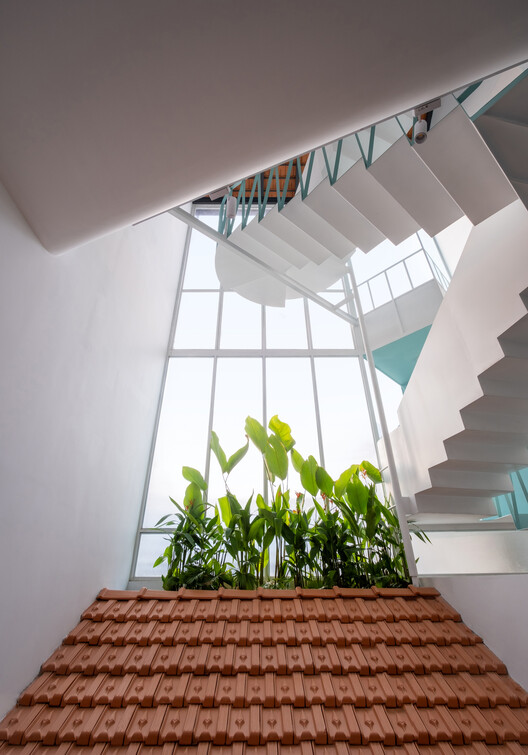 NHÀ QUANH SÂN House / AD+studio - Interior Photography, Stairs, Glass