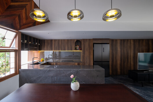 NHÀ QUANH SÂN House / AD+studio - Interior Photography, Kitchen, Wood, Lighting, Countertop, Glass