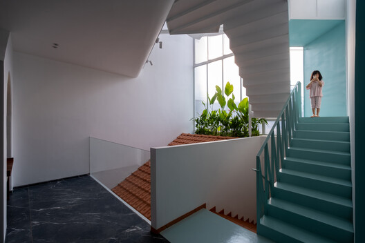 NHÀ QUANH SÂN House / AD+studio - Interior Photography, Stairs, Glass, Handrail
