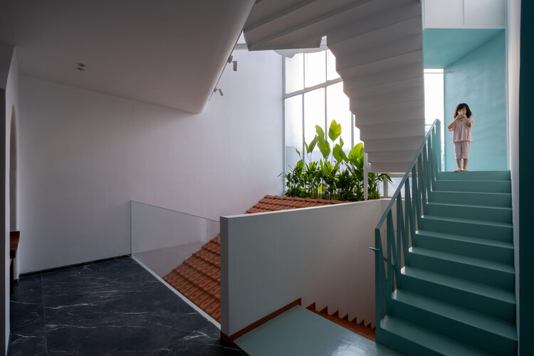 Casa NHÀ QUANH SÂN / AD+studio - Fotografia de Interiores, Escada, Vidro, Corrimão