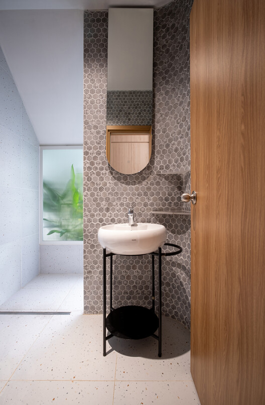 NHÀ QUANH SÂN House / AD+studio - Interior Photography, Bathroom, Sink