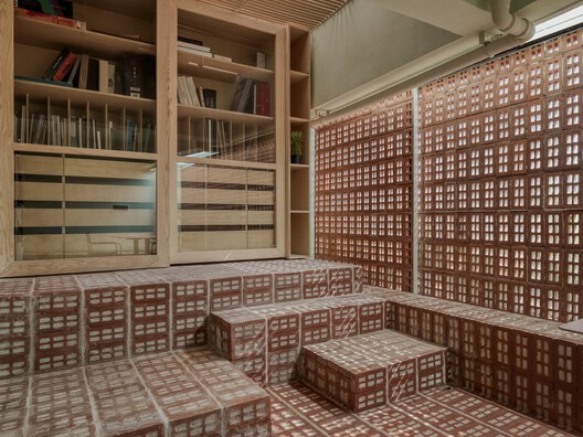 Grounded Interiors: Exploring Earth-Based Flooring Through 10 Contemporary Interiors - Image 18 of 23