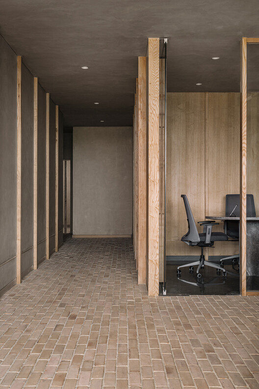Grounded Interiors: Exploring Earth-Based Flooring Through 10 Contemporary Interiors - Image 20 of 23
