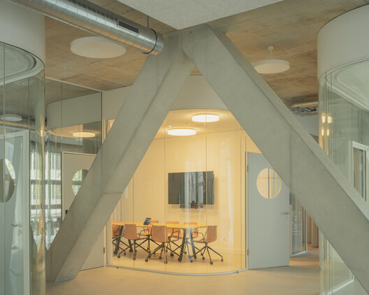 Vocational School for Building Trades / Gunz & Künzle Architekt*innen - Interior Photography, Lighting, Glass, Chair
