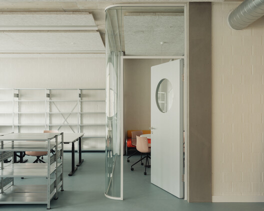 Vocational School for Building Trades / Gunz & Künzle Architekt*innen - Interior Photography, Lighting, Chair, Glass