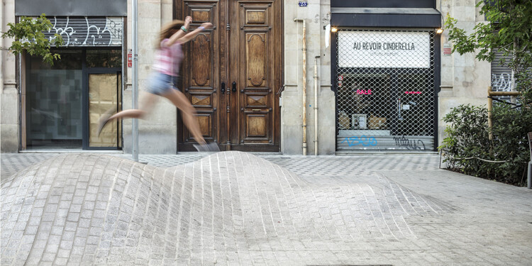 Entorno Mercado del Born. Calle Comerç / Vora Arquitectura + Toni Riba - Fotografía interior, Dormitorio, Concreto