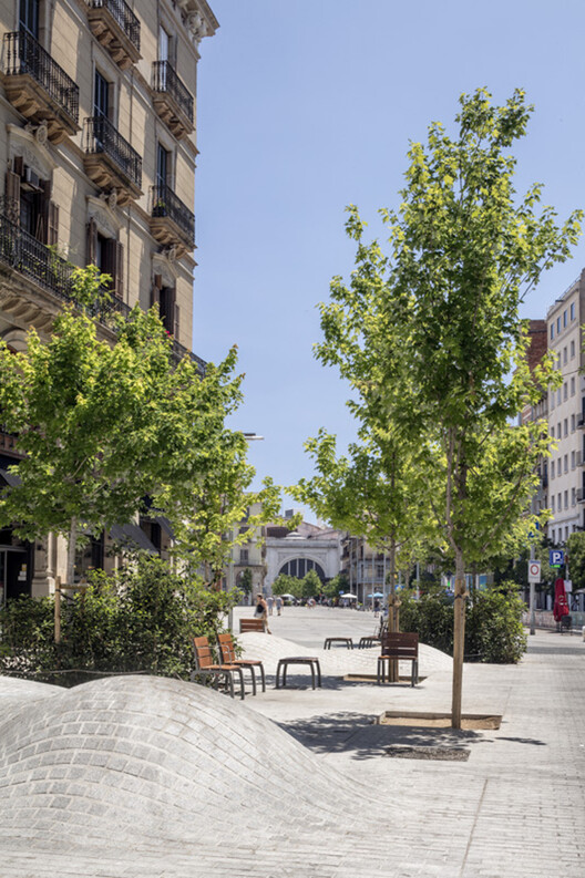 Entorno Mercado del Born. Calle Comerç / Vora Arquitectura + Toni Riba - Fotografía exterior